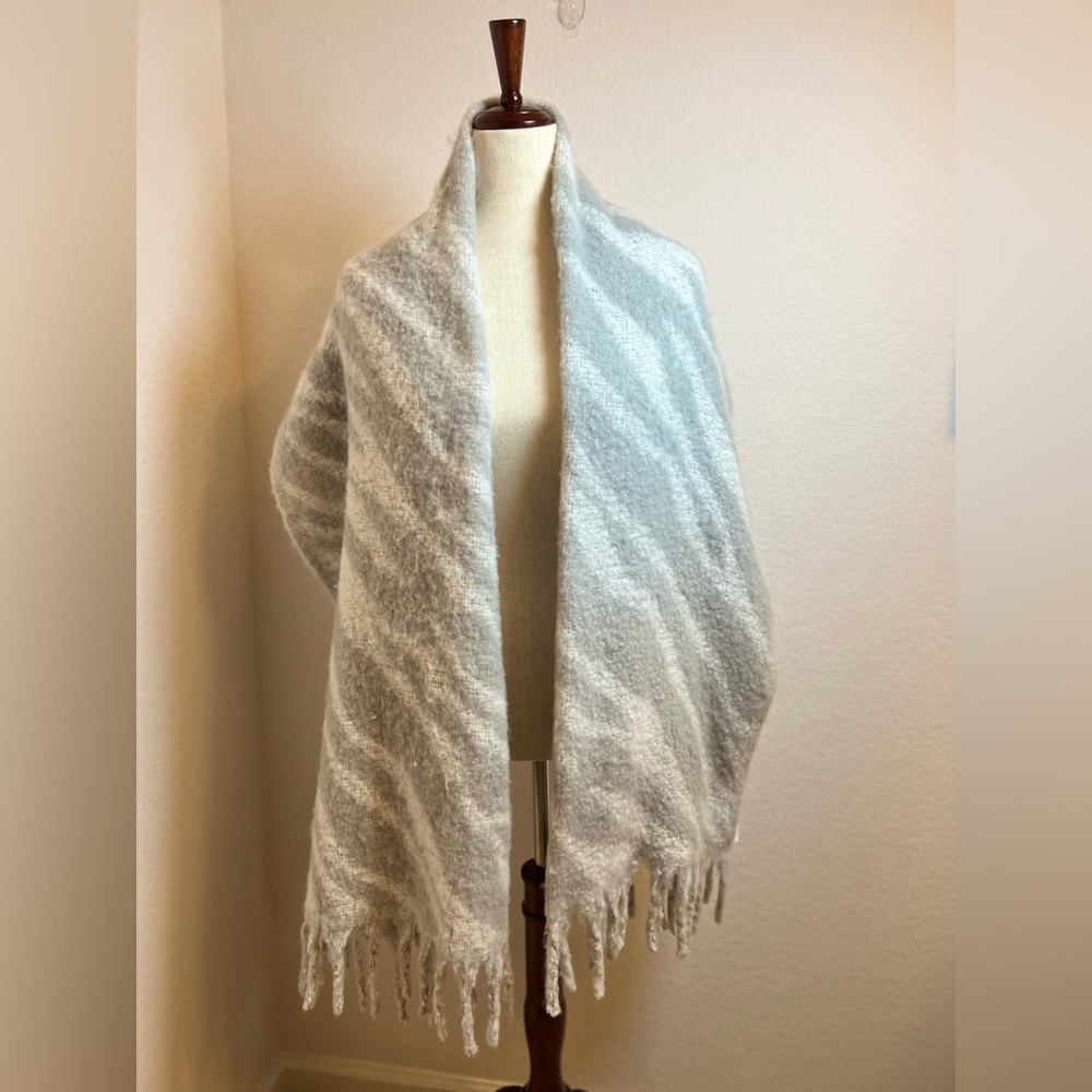 GAP Soft Gray and White Shawl One Size‎